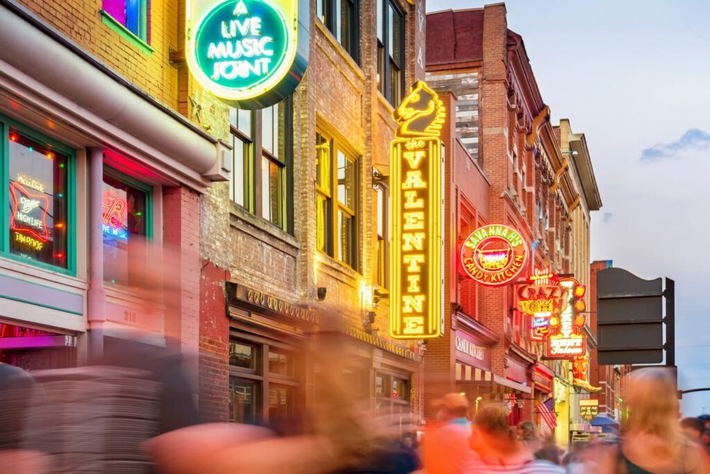 best restaurants in downtown nashville with live music​​